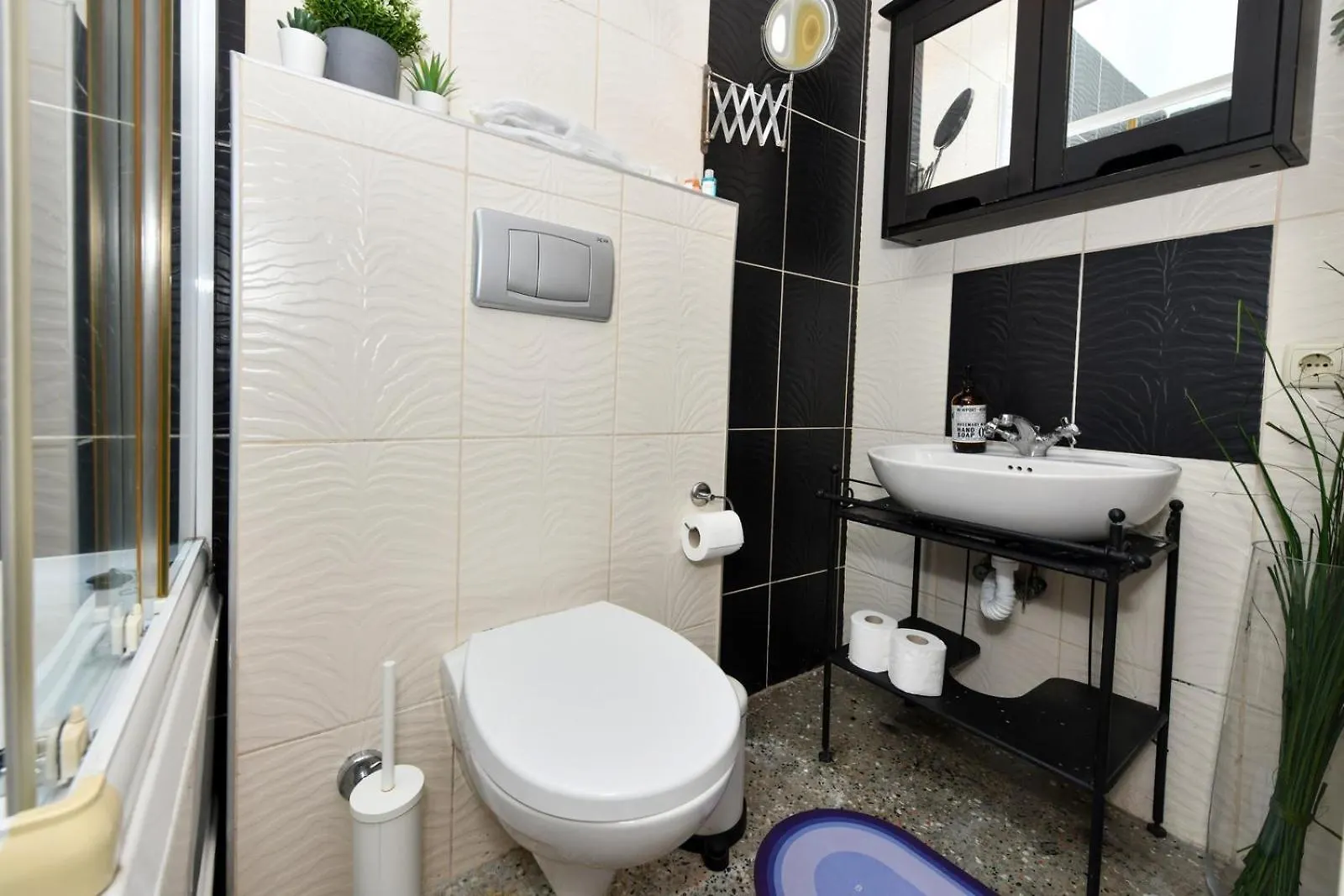 Galata Tower Is Almost In Your Bedroom And In The Balconies Rooftop Terrace With Golden Horn View Estambul
