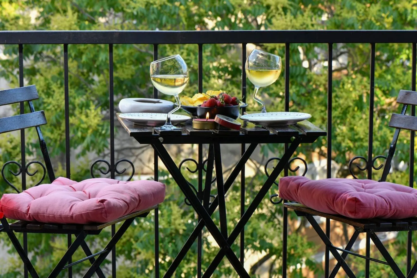 Galata Tower Is Almost In Your Bedroom And In The Balconies Rooftop Terrace With Golden Horn View Estambul