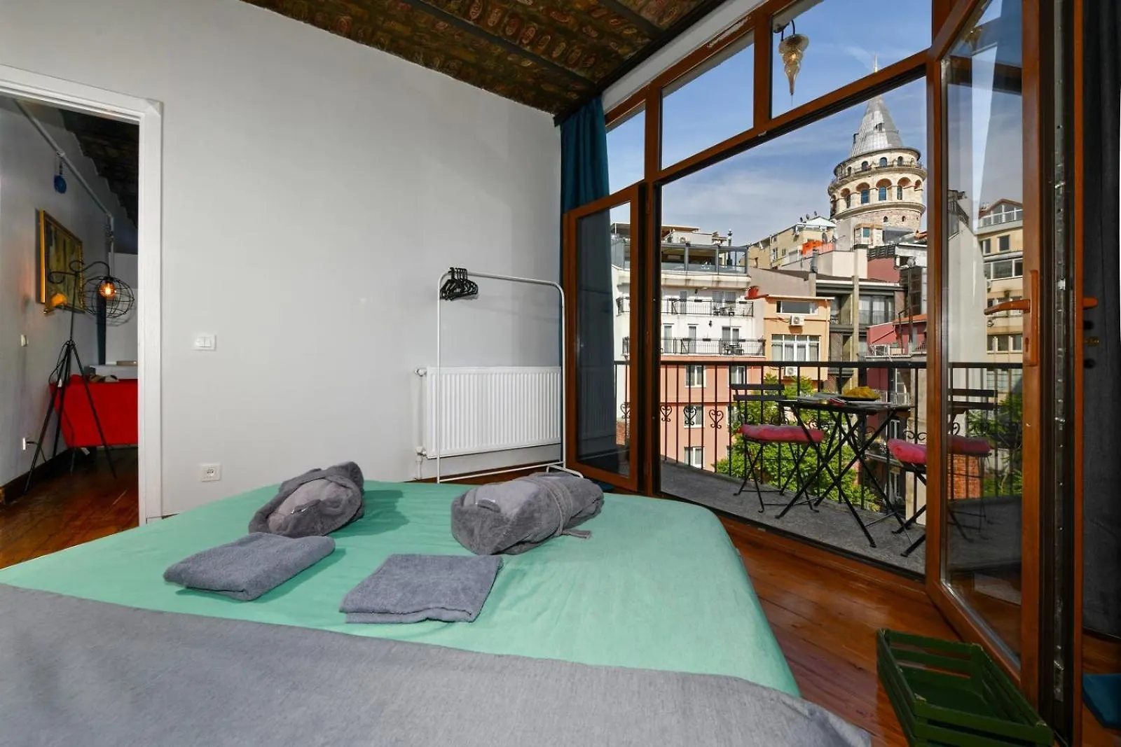 Galata Tower Is Almost In Your Bedroom And In The Balconies Rooftop Terrace With Golden Horn View Estambul Turquía