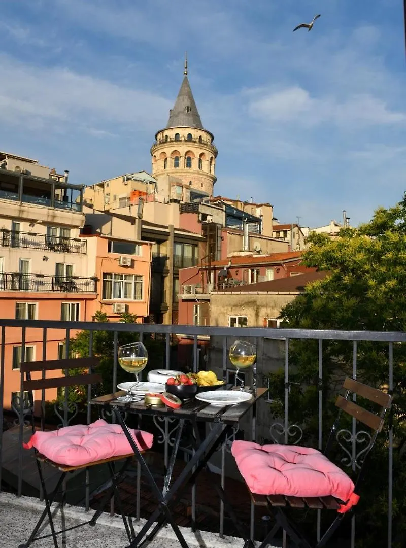 Galata Tower Is Almost In Your Bedroom And In The Balconies Rooftop Terrace With Golden Horn View Κωνσταντινούπολη